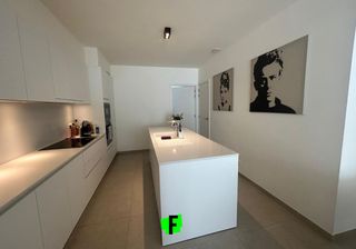 Bent u op zoek naar een modern en comfortabel appartement op een toplocatie? Dan is dit prachtige gelijkvloerse appartement in de Polderstraat te Bredene precies wat u zoekt. <br /><br />Gelegen in een nieuwe, standingvolle residentie, biedt deze woning alles wat u nodig heeft voor een aangenaam leven. <br /><br />Een van de grootste troeven van dit appartement is het zeer ruime, zonnige terras. Hier kunt u genieten van rustige ochtenden met een kopje koffie of gezellige avonden met vrienden en familie. Het terras biedt volop ruimte voor een zithoek, planten en zelfs een barbecue.<br /><br />Bij binnenkomst wordt u verwelkomd in een ruime en lichte leefruimte. Deze open en uitnodigende ruimte is perfect voor ontspanning en samenzijn. De leefruimte loopt naadloos over in een volledig uitgeruste open keuken. Deze moderne keuken is voorzien van alle nodige apparatuur en biedt voldoende werkruimte.<br /><br />Het appartement beschikt over twee badkamers, elk uitgerust met een douche. Deze badkamers zijn stijlvol afgewerkt en bieden een comfortabele en moderne omgeving voor uw dagelijkse routine.<br /><br />Voor uw gemak is er een ruime berging aanwezig, ideaal voor het opbergen van huishoudelijke benodigdheden en extra spullen. De twee ruime slaapkamers zijn perfect voor een goede nachtrust en bieden voldoende ruimte voor uw meubels en persoonlijke spullen.<br /><br />Naast de twee badkamers beschikt het appartement ook over een apart toilet.<br /><br />Bovenop de huurprijs komt 50€ algemene kosten. <br /><br />Het appartement is beschikbaar vanaf 01/04/2026. <br /><br />Bezoeken kan via marie@immofrancois.be <br /><br />