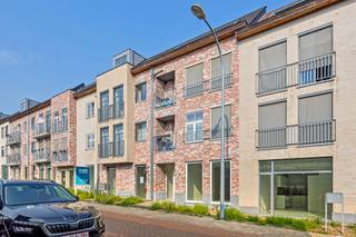 Appartement de nouvelle construction (surface brute : 76,48m²) situé au rez-de-chaussée d'un immeuble récent et comprenant : hall d'entrée privé avec toilettes séparées, living très lumineux avec cuisine ouverte entièrement équipée, 1 chambres (11m²), salle de douche avec lavabo simple et douche et un débarras (7m²) avec raccordement pour machine à laver. En outre, l'appartement dispose d'une pompe à chaleur et d'un agréable jardin avec terrasse. Obligation d'acheter une place de parking souterrain (19.500 EUR hors frais) ou un garage box (29.500 EUR hors frais). L'appartement est vendu sous le régime de la TVA. Première occupation! PEB: A.