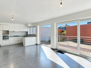 Lichtrijk gelijkvloers appartement met 2 slaapkamers te huur in Middelkerke, gelegen te Spermaliestraat 48 in een rustige, kleinschalige residentie. Het appartement geniet van een ruime, lichtrijke leefruimte en een groot, zonnig terras op het zuidwesten. Inclusief staanplaats achteraan gebouw!<br /><br />Indeling:<br />- inkomhal<br />- ruime leefruimte<br />- groot terras<br />- geïnstalleerde open keuken<br />- berging<br />- apart toilet<br />- badkamer met inloopdouche en lavabomeubel<br />- slaapkamer 1<br />- slaapkamer 2<br /><br />troeven:<br />- centrale locatie!<br />- recent appartement<br />- zonnig terras<br />- inclusief staanplaats!<br />- geen lift = lage syndicuskosten<br /><br />Algemene kosten: € 25,00 per maand<br /><br />Het appartement is onmiddellijk beschikbaar.<br /><br />Bent u geïnteresseerd in dit pand te huur in Middelkerke? Ga naar de website www.dewaele.com, klik op het pand dat je wenst te huren. Via de rode knop "vraag je bezoek aan" vragen we u kort een profiel in te vullen. Daarna nemen we contact op voor een bezoek. Telefonisch kunnen er geen afspraken gemaakt worden.