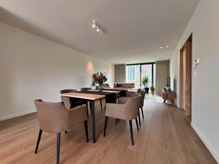 Op een rustige locatie in Lovendegem, vindt u dit volledig vernieuwde appartement (2025) met een bewoonbare oppervlakte van 111 m². De woning combineert hedendaags comfort met een praktische indeling en is meteen klaar voor gebruik.<br /><br />Binnenin beschikt u over een lichtrijke leefruimte, een open en functioneel ingerichte keuken, 3 volwaardige slaapkamers en een comfortabele badkamer met aanpalende wasplaats. Het appartement werd professioneel geschilderd en is voorzien van moderne verlichtingsarmaturen, kwalitatieve raamdecoratie (gordijnen en lamellen) en vliegenhorren.<br /><br /><strong>🌿 Buitenruimte & extra troeven</strong><br />Het ruime terras biedt een aangename plek om tot rust te komen. Daarnaast is er een afgesloten fietsen- en vuilnisberging voorzien, evenals een carport.<br /><br /><strong>⚡ Energiezuinig wonen</strong><br />Met een EPC-label A bent u verzekerd van een energiezuinige woonst en lage verbruikskosten.<br /><br /><strong>📍 Ligging & bereikbaarheid</strong><br />Gelegen in het centrum van Lovendegem geniet u van een vlotte verbinding naar Gent en Eeklo, zowel met de wagen als het openbaar vervoer. Winkels, scholen en lokale horeca bevinden zich op korte afstand.<br /><br /><strong>🚶♂️ Natuur & ontspanning</strong><br />De omgeving biedt tal van wandel- en fietsroutes langs groene landschappen en rustige wegen, ideaal voor wie graag buiten vertoeft.<br /><br />💶 Praktisch<br />Huurprijs: 1.320,00 + € 30,00 huur carport en berging + € 30,00 vaste kosten<br />Beschikbaar vanaf: 01/07/2026<br /><br />Wilt u graag meer informatie of een bezoek inplannen? Aarzel dan niet om ons te contacteren via 09 395 05 40 of verhuur@concept-home.be.