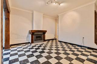 JOURNÉE DE DÉCOUVERTE : samedi 10 octobre, de 13 h à 14 h.Soyez les premiers à découvrir ce bien immobilier !www.kruisstraat120.beBienvenue dans cette spacieuse maison située au cœur de Renaix, un endroit idéal pour les familles à la recherche d’espace et de confort. Avec ses 4 chambres, cette maison offre suffisamment d’espace pour toute la famille.Dès votre arrivée, vous êtes accueillis par un charmant hall d'entrée orné d'un carrelage classique noir et blanc, qui apporte une touche d'élégance.Le spacieux salon est idéal pour se détendre, avec sa cheminée chaleureuse et une agréable ouverture sur la salle à manger, parfaite pour passer d’agréables soirées en famille.La cuisine est pratique et bien équipée, prête à accueillir toutes vos aventures culinaires.La salle de bains est moderne et dotée de tout le confort nécessaire.Les chambres sont lumineuses et spacieuses, chacune dotée d’un caractère unique et offrant suffisamment d’espace pour une décoration personnalisée.À l’extérieur, vous trouverez un charmant jardin, suffisamment grand pour des activités en plein air et peut-être même pour votre propre potager dans la véranda. Bien qu’il n’y ait pas de garage, l’emplacement offre suffisamment de possibilités de stationnement à proximité.Située dans un quartier animé de Ronse, cette maison offre un accès facile aux commerces, aux écoles et aux transports en commun, ce qui en fait un choix idéal pour les familles souhaitant allier la commodité de la vie urbaine à la tranquillité de la vie à la maison.Découvrez par vous-même les possibilités qu’offre cette maison et faites-en votre nouveau chez-vous !