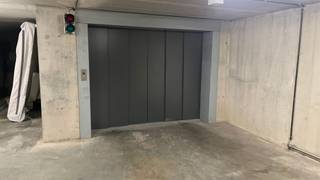 <p><span>Garagebox hartje Antwerpen achter de Meir</span></p><p><span>Op een toplocatie in het hart van Antwerpen, vlak achter de Meir, bevindt zich deze afgesloten garagebox op verdieping -1.</span></p><p><span>De toegang verloopt via een grote stalen toegangspoort, gevolgd door een tweede beveiligde poort naar de parking. Via een autolift bereikt u eenvoudig verdieping -1, waar de garagebox gelegen is.</span></p><p><span>De maximale inrijhoogte aan de hoofdingang bedraagt 1,90 meter en de inrijbreedte 2,30 meter.</span></p><p><span>Een ideale parkeeroplossing op een uiterst centrale locatie, midden in het centrum van Antwerpen.</span></p>