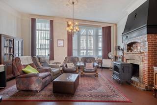 Gelegen in de gegeerde Molenlei, geniet u hier van een uitstekende bereikbaarheid en een rustige woonomgeving. De authentieke elementen en de indrukwekkende plafondhoogtes geven dit vastgoed een unieke uitstraling die u zelden nog vindt.Indeling van het huis:- Gelijkvloers: Een ruime inkomhal met voldoende kastruimte, een gastentoilet en een inpandige garage/opslagruimte.- Eerste verdieping: Sfeervolle leefruimte met hoge plafonds, een aansluitende eetkamer en een functionele keuken.- Buitenruimte: Een gezellig terras op de eerste verdieping met een trap die rechtstreeks toegang biedt tot de grote, zonnige tuin.- Tweede verdieping: 4 slaapkamers en een badkamer.Bijzonderheden: - Charmante woning- Dak vernieuwd en geïsoleerd in 2014- Prachtige ruime tuin ZW-gericht- Mogelijkheid tot het aankopen van een extra garagebox ter hoogte van nr 48 voor €25.000De centrale ligging zorgt ervoor dat winkels, scholen en openbaar vervoer op wandelafstand zijn. Dankzij de vlotte verbinding met de Antwerpse ring is dit de perfecte uitvalsbasis voor woon-werkverkeer. De combinatie van de authentieke ziel van het pand en de prachtige buitenruimte maakt van dit huis in Merksem een absolute buitenkans op de huidige vastgoedmarkt.Bent u geïnteresseerd om dit vastgoed te kopen in Merksem? Aarzel dan niet om ons te contacteren. Had u graag een gratis schatting van uw eigendom via ons immokantoor? Bel ons voor een vrijblijvend gesprek of mail naar maxime.weyler@dewaele.com.Bestuursmaatregelen in het maatregelenregister: nee