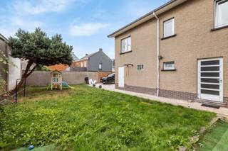Graag bieden wij u deze bel-etage aan gelegen in het centrum van Bever. De woning werd als volgt ingedeeld: op het gelijkvloers: 3 garages elk...