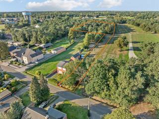 <p>Bouwgrond HOB 1384m2 met achterliggend bos van 7560m2</p><p>Belangrijkste troeven:<br />- Ruim perceel bouwgrond halfopen bebouwing van 1384m2<br />- Soepele bouwvoorschriften<br />- Bouwdiepte gelijkvloers 17m mogelijk<br />- Bouwdiepte verdieping 13m mogelijk<br />- Bijgebouw tot 75m² mogelijk<br />- Unieke ligging tegen natuurgebied<br />- Vlakbij natuurdomein De Most en De Keiheuvel</p><p>Wenst u meer info of een vrijblijvende bezichtiging, contacteer dan ons kantoor op het nummer 014 39 99 99 en wij<br />helpen u graag verder.<br /> </p>