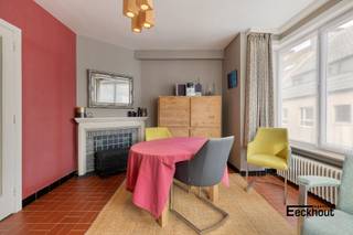 Dit gezellige hoekappartement bevindt zich in het hart van Oostende, op de derde verdieping van een kleinschalige residentie. Dankzij de hoekligging geniet het appartement van een overvloed aan natuurlijk licht en een aangenaam open zicht. De ligging is zonder twijfel één van de grootste troeven. <br />Oostende is een levendige stad met een ruim aanbod aan winkels, restaurants en culturele activiteiten op wandelafstand. Bovendien ligt het strand vlakbij, waardoor u op elk moment van de dag kan genieten van zee en strand.<br />De indeling is als volgt: een inkomhal met aparte keuken, een bijzonder lichtrijke woonruimte op de hoek, één ruime slaapkamer en één kleinere slaapkamer, een badkamer met ligbad, lavabo en toilet. <br />Daarnaast beschikt het appartement over een fietsenberging op het gelijkvloers en een private berging in de kelder.<br />Kortom, een ideale woonst voor wie op zoek is naar comfortabel en praktisch wonen op een toplocatie aan zee.