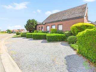 <p><span>In het centrum van Brustem, op een centrale locatie aan de Vliegveldlaan, vinden we deze zeer ruime gezinswoning met bureelruimte voor een vrij beroep. </span></p><p><span>Alle nodige voorzieningen zijn in de onmiddellijke nabijheid gelegen. Zo vinden we verschillende supermarkten, horeca, bakker, … allemaal op fietsafstand. </span></p><p><span>Diverse kleuter- en basisscholen zijn op wandelafstand te bereiken. </span></p><p><span>Het centrum van Sint-Truiden ligt op slechts 3km.</span></p><p><span> </span></p><p><span>De woning werd gebouwd eind jaren ’70 en voorzien van hoogwaardige materialen. </span></p><p><span>Een grote kelder is verdeeld in een ruime garage en verschillende bergruimtes. De overige oppervlakte is voorzien van een kruipkelder, wat zeer functioneel is qua renovatiewerken. </span></p><p><span> </span></p><p><span>De bureauruimte op het gelijkvloers is toegankelijk via een aparte ingang aan de voorkant. Betreden doen we hier via de ontvangstruimte waarna we een apart kantoor met achtergelegen werkruimte vinden. Via de interne doorgang bereiken we de centrale inkomhal van de woning. Van hieruit is de trap naar het bovenverdiep bereikbaar alsook de keuken en woonkamer.</span></p><p><span>De ruime woonkamer geniet net zoals de gehele woning van een aangename lichtinval dankzij de grote ramen. De houtkachel maakt het extra gezellig tijdens de wintermaanden. De eetkamer geeft uit op de veranda. In de veranda en de bureauruimte werden er airco’s voorzien die zowel verwarmen als koelen. De ruime keuken is zeer praktisch ingericht en biedt voldoende werkruimte. Naast de keuken is er nog een handige berging gelegen. </span></p><p><span> </span></p><p><span>De vier ruime slaapkamers vinden we terug op de eerste verdieping waar ook de badkamer is gelegen. Deze is uitgerust met een toilet, ligbad en meubel met dubbele lavabo. Via een luik in de berging kan de zolder, die nog bijkomende opbergruimte biedt, bereikt worden. </span></p><p><span> </span></p><p><span>Op het terras en in de tuin is er van de namiddag tot de late avond zon, waardoor het hier heerlijk vertoeven is na een drukke werkdag. De tuin is volledig aangelegd met diverse beplantingen om zoveel mogelijk privacy te bekomen.</span></p><p><span> </span></p><p><span>Indien de burelen op het gelijkvloers worden gerenoveerd leent deze woning zich ook optimaal als kangoeroewoning.</span></p><p><span> </span></p><p><span>Pluspunten:</span></p><p><span>- mogelijkheid tot vrij beroep/kangoeroewoning</span></p><p><span>- 4 slaapkamers</span></p><p><span>- zeer ruime kelder</span></p><p><span> </span></p><p><span>De vermelde bewoonbare oppervlakte is de netto-oppervlakte van de woning met uitzondering van de kelder en zolder.</span></p>