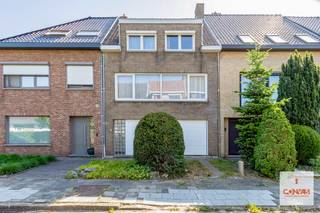BEZOEKMOMENT VOLZET<br /><br />Bent u op zoek naar een woning die u volledig naar eigen smaak en stijl kan renoveren? Dan biedt deze ruime woning in de Ravenstraat te Wondelgem een unieke kans.<br /><br />De woning is gelegen in een <strong>rustige straat</strong>, met een vlotte verbinding naar het stadscentrum, invalswegen, openbaar vervoer, scholen en buurtwinkels. U geniet hier van een aangename woonomgeving met alle voorzieningen binnen handbereik, terwijl u toch snel in het bruisende centrum van Gent staat.<br /><br />U betreedt de woning via de inkomhal met apart gastentoilet. Verder vindt u op het gelijkvloers een bureau- of hobbyruimte, ideaal voor wie van thuis uit werkt of een extra ruimte wenst. Daarnaast beschikt de gelijkvloers ook over een <strong>ruime garage</strong>. Achteraan bevindt zich de een <strong>gezellige tuin</strong>. Op de eerste verdieping bevindt zich een lichtrijke leefruimte met aansluitend een <strong>aangenaam terras</strong>, dat via een trap toegang biedt tot de zonnige tuin. Daarnaast vindt u er ook de keuken. Op de tweede verdieping vindt u drie slaapkamers en een badkamer. Op de derde verdiepingen biedt de <strong>zolder </strong>extra potentieel waar mits renovatie een extra slaapkamer van gemaakt kan worden. <br /><br />Komt u deze woning graag ontdekken? Contacteer Laura via <strong>laura@convas.be</strong> om een bezoek in te plannen.