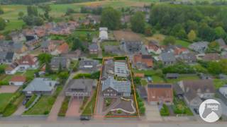 <strong>HERZELE - Ruime villa met magazijn op een perceel van 16a18ca</strong> <br />EERSTE BEZOEKDAG ZONDAG 4 OKTOBER VAN 10u TOT 14u (enkel op afspraak!)<br /><br />Op zoek naar een ruime gezinswoning met extra mogelijkheden? Deze villa in Herzele combineert aangenaam wonen met een ruime garage, een achterliggend magazijn en een perceel van maar liefst 16a18ca.<br /><br />De woning is zowel aan de voor- als achterzijde bereikbaar. Achteraan het perceel bevindt zich een ruim magazijn met parkeermogelijkheden, waardoor deze eigendom bijzonder geschikt is voor wie wonen wenst te combineren met extra opslagruimte, een hobby of professionele activiteiten.<br /><br />De villa, opgetrokken in traditioneel metselwerk, beschikt over een vernieuwd dak uit 2023. Via de royale inkomhal krijgt u toegang tot de verschillende ruimtes. De ruime woonkamer geniet dankzij de grote raampartijen van een aangename natuurlijke lichtinval en biedt een mooi zicht op het achterliggende tuingedeelte. Vanuit de woonkamer is er een rechtstreekse verbinding met de keuken, die toegang geeft tot het overdekte terras.<br />Op het gelijkvloers bevinden zich verder een centrale nachthal met toegang tot twee ruime slaapkamers, een badkamer met ligbad en dubbele lavabo en een aparte douchekamer.<br /><br />Via de centrale trap bereikt u de tweede verdieping. Hier bevinden zich nog 2 bijkomende kamers en een zolderruimte die momenteel als bergruimte wordt gebruikt. Deze verdieping biedt nog heel wat mogelijkheden en kan ingericht worden als extra slaapkamers, bureau, hobbyruimte of bijkomende opslag.<br /><br />Een absolute troef is de combinatie van de ruime garage en het achterliggende magazijn. Dankzij de goede bereikbaarheid langs de achterzijde en de parkeermogelijkheden biedt deze eigendom een grote praktische meerwaarde.<br /><br />In het verleden werd voor het perceel een verkavelingsvergunning afgeleverd voor het realiseren van twee halfopen bebouwingen. Deze vergunning is inmiddels vervallen. De configuratie en ligging van het perceel kunnen evenwel mogelijkheden bieden voor een nieuwe vergunningsaanvraag, steeds onder voorbehoud van de huidige stedenbouwkundige voorschriften en goedkeuring door de bevoegde instanties.<br /><br />Een veelzijdige eigendom met ruimte voor wonen, werken, opslag of hobby. Interesse om deze woning te ontdekken? Contacteer ons voor meer info of een bezoek 053/60.65.66.<br />De vermelde prijs is een richtprijs. Na ontvangst van de biedingen beslist de verkoper vrij of hij al dan niet tot verkoop overgaat en aan welk bod. De richtprijs is niet bindend.