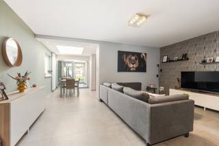 <p>Instapklare gesloten woning in het centrum van Burcht met tuin en ruime indeling.</p>

<p>Deze charmante woning in Beveren-Kruibeke-Zwijndrecht combineert een praktische indeling met comfortabele leefruimtes en een aangename tuin van 114 m². Dankzij de instapklare afwerking kan je hier meteen intrekken en genieten van een gezellige thuis in een residentiële woonomgeving. De ruime living en functionele keuken zorgen voor een aangenaam wooncomfort, terwijl de drie slaapkamers voldoende plaats bieden voor een gezin, hobbyruimte of thuiswerkplek. De ligging nabij scholen, winkels en belangrijke invalswegen maakt deze woning extra aantrekkelijk voor wie centraal wil wonen. Bovendien beschikt de woning over een garage en een EPC-label C.</p>

<p>Belangrijkste ruimtes:<br />• Inkomhal (14 m²) met toegang tot de verschillende leefruimtes.<br />• Ruime woonkamer (30 m²) met aangename lichtinval.<br />• Functionele keuken (9 m²) uitgerust met elektrische kookplaat, oven en dampkap.<br />• Praktische wasplaats (9 m²) met aansluitingen voor wasmachine en droogkast.<br />• Badkamer (5 m²) met inloopdouche en wastafel in meubel.<br />• Drie slaapkamers van 17 m², 11 m² en 6 m².<br />• Garage (18 m²) met automatische garagepoort.<br />• Gezellige tuin (114 m²) met terras en tuinhuis.<br />• Kelder (9 m²) als extra bergruimte.</p>

<p>Troeven:<br />• Instapklare woning met praktische indeling.<br />• Ruime tuin van 114 m² met terras en tuinhuis.<br />• Plat dak volledig geisoleerd en vernieuwd.<br />• Nieuwe PVC Ramen, garagedeur + veiligheids deur in PVC.<br />• Centrale ligging nabij scholen, winkels en invalswegen.</p>

<p>Neem vandaag nog contact op met je ERA-makelaar voor een bezoek. JOUW DROOMHUIS. ZO GEVONDEN!</p>