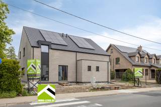 Vlakbij het stadscentrum is deze nieuwbouwwoning te koop, gelegen in een mooie woonbuurt op wandelafstand van het stadspark en het winkelcentrum T-Forum.<br /><br />De woning wordt Casco Plus opgeleverd. Dat wil zeggen: alle grote werken zijn al gebeurd, en jij werkt nog af naar eigen smaak. <br />De bewoonbare oppervlakte bedraagt 168m² + 30m² zolder.<br /><br />Reeds uitgevoerd en inbegrepen: <br />- volledige ruwbouw; <br />- pleisterwerken en chapewerken; <br />- vloer- en muurisolatie; <br />- aluminium ramen met thermoprofielen en energiezuinige beglazing; <br />- vloerverwarming met warmtepomp lucht/water (Vaillant); <br />- elektrische installatie afgewerkt; <br />- zonnepanelen voorzien; <br />- ventilatiesysteem aanwezig.<br /><br />Nog af te werken door de koper: <br />- vloerafwerking (tegels, parket, …); <br />- keuken; <br />- badkamer; <br />- binnendeuren en bezetting trap.<br /><br />Creëer op korte tijd een instapklare woning volledig volgens jouw stijl.<br /><br />Indeling gelijkvloers:<br />x je komt binnen in de inkomhal met toegang tot het gastentoilet; <br />x vooraan een extra ruimte voor bv. bureau, hobbykamer of speelruimte; <br />x ruime leefruimte die mooi aansluit op de open keuken; <br />x achteraan een groot schuifraam en buitendeur naar terras en tuin.<br />x naast de keuken is er een praktische wasplaats/berging.<br /><br />Verdieping: <br />x 3 ruime slaapkamers, <br />x technische ruimte met berging, <br />x badkamer voorzien voor bad, douche en toilet.<br /><br />Zolder: 30m² extra zolderruimte, ideaal voor stockage/berging. <br /><br />INTERESSE? Bel ons voor een bezichtiging op het nummer 012 23 00 23 of mail uw vragen aan roland@immo-leroi.be.