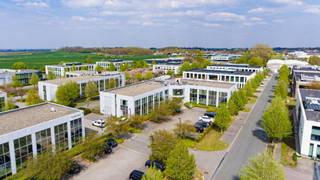 Very nice office park with possibility of warehouse units. Ideally situated in a green environment next to the Brussels Ring Road and the E40. Many facilities on site such as fitness center, restaurant, dryclean, nursery/crèche,... Close to the train station. Several different buildings and spaces available, from ultra-modern to traditional.<br /><br />• Parking available (600 €/place/year) <br />• Surface: 306 sqm