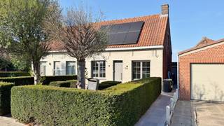 De woning omvat een ruime en lichtrijke leefruimte, een ingerichte keuken en een badkamer op de tussenverdieping (voute), voorzien van een ligbad, toilet en lavabomeubel. Op de eerste verdieping bevinden zich twee slaapkamers. Daarnaast beschikt de woning over een praktische kelder.<br /><br />Buiten vindt u een ruim terras en een grote, zonnige volledig afgesloten tuin met buitenberging. Deze berging is ook rechtstreeks bereikbaar vanaf de straat, wat bijzonder handig is voor het stallen van fietsen, het plaatsen van vuilnisbakken of het opbergen van tuingerief.<br /><br />De eigenaars zullen vóór de intrek nog verschillende opfrissingswerken uitvoeren, waaronder schilderwerken, de plaatsing van een nieuw badkamermeubel en de installatie van een douchewand/-voorziening aan het bad. <br /><br />- 8 zonnepanelen <br />- rolluiken