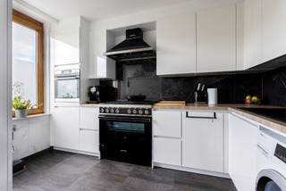 Bent u op zoek naar een gerenoveerd appartement (2v) met twee slaapkamers en een terras? En dit op de tweede verdieping met lift? Of hecht u...