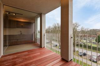 <strong>Nieuwbouw appartement met 2 slaapkamers, </strong>(optioneel)<strong> 1 autostaanplaats en een terras met een open uitzicht.</strong><br /><br /><strong>Indeling:</strong><br />Men komt meteen binnen in de ruime leefruimte met moderne leefkeuken en <strong>west-georiënteerd terras</strong>. De <strong>volledig uitgeruste keuken</strong> geniet van een <strong>hoogwaardige afwerking </strong>en toestellen. <br />Centraal, een gastentoilet met handenwasser, alsook de zeer <strong>praktische technische berging</strong> voorzien van een aansluiting voor een wasmachine/droogkast. Tenslotte, de <strong>luxueuze badkamer</strong> met inloopdouche, dubbele wastafel.<br />Achteraan vinden we twee slaapkamers terug, beide voorzien van koelende elementen én met toegang tot het <strong>oost-georiënteerd terras</strong>. <br /><br />Het appartement werd tot in de puntjes afgewerkt met <strong>design</strong><b>verlichting </b>en beschikt over<strong><span> </span>vloerverwarming!</strong><br /><br /><strong>Bijzonderheden:<br /></strong>Energiezuinig appartement met <strong>zonnepanelen</strong>;<br />EPB label <strong>A</strong>;<br />Lift;<br />Fietsenberging met <strong>laadpunten</strong>;<br />Afgesloten <strong>autostaanplaats</strong> (optioneel) bij te huren aan 125,- EUR / maand.<br />Maandelijkse kosten: ca. 45,- EUR [Beheer; Verbruik / Onderhoud van de algemene delen (incl. lift)].<br /><br /><strong>Ligging:<br /></strong><span>Ideaal gelegen met </span><strong>alle faciliteiten om de hoek!</strong><span> Op een boogscheut verwijderd van g</span><span>rote invalswegen en op wandelafstand van talrijke winkels, scholen, parken, Middelheim ziekenhuis, openbaar vervoer en sportaangelegenheden.</span>