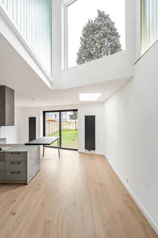AlgemeenDeze woning werd in 2024/2025 volledig gerenoveerd volgens de hedendaagse normen. Met een bewoonbare oppervlakte van ca. 256 m² en...
