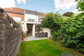 Deze prachtige woning onderging een volledige én kwalitatieve renovatie in 2019 en werd sindsdien perfect onderhouden. <br /><br />Gelegen in een populaire residentiële buurt nabij het station van Merelbeke, op de grens met Gentbrugge, nabij de belangrijkste invalswegen en op 20min fietsen van Gent centrum. Kort gezegd; een absolute topligging. <br /><br />De woning wordt gekenmerkt door veel lichtinval die de leuke materiaalkeuzes accentueren en een praktische indeling die het ruimtegevoel vergroot. Dit wordt ook doorgetrokken naar de zuidwestgerichte tuin die over een deels overdekt terras beschikt.<br /><br />Het pand ( met 139m² BVO volgens EPC label B) omvat op het gelijkvloers; inkomhal, toilet, wasplaats, leefruimte met open keuken, bureauhoek, berging, keuken, terras, tuin. Op de bovenliggende etages is er plaats voor 3 volwaardige slaapkamers, een berging en een ruime badkamer met douche, bad en toilet.<br /><br />Woning komt vrij op 1 april 2027.<br /><br />Bezoekdag 31 oktober 2026 mits afspraak.