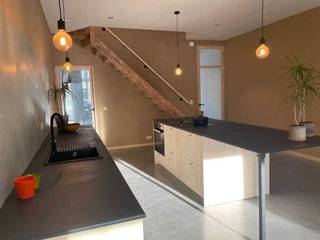 Alle info vind je op www.oostendsesteenweg43.be<br /><br />Deze woning werd zonet volledig gestript en weer opgebouwd volgens de regels van de kunst, toekomstgericht, ecologisch, met veel aandacht voor isolatie. Hierdoor hebben wij een uitzonderlijk goed E-peil E31 bereikt met een EPC A van 51kWh/m2.<br /><br />Bij de afwerking werd gekozen voor warme, natuurlijke materialen zoals leem, stuc clay en houten CLT-panelen.<br />De 'koterij' achteraan werd afgebroken en daar staat nu een volledige nieuwe achterbouw.<br />Het dak werd vernieuwd met zonnepanelen en is zeer goed geïsoleerd. <br />De zonnige tuin is zuidwest gericht.<br />Een warmtepomp voedt de vloerverwarming beneden en de convectoren op de verdiepingen.<br /><br />Indeling:<br /><br />Gelijkvloers:<br />-Ruime technische ruimte vooraan met plaats voor enkele (bak)fietsen<br />-Apart toilet<br />-Geïnstalleerde keuken<br />-Woonkamer in de nieuwe uitbouw<br /><br />Eerste verdieping:<br />-Grote badkamer met inloopdouche en bad<br />-Masterbedroom aan de achterzijde<br />-Kleine kamer of bureau aan de voorzijde<br /><br />Tweede verdieping:<br />-Badkamer met inloopdouche<br />-Grote kamer aan de achterzijde<br />-Kleinere kamer aan de voorzijde<br />-Stapelzolder<br /><br />Contact: <br />-0476 61 41 43<br />-wouter@debouwerie.be<br />-www.oostendsesteenweg43.be<br />