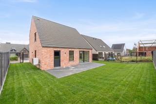 Hectaar bouwt dichtbij het centrum van Hooglede deze alleenstaande, landelijke nieuwbouwwoning. Deze energiezuinige woning biedt de kans om te genieten van het landelijke zonder in te boeten aan het gemak van stedelijke voorzieningen. Mis deze unieke kans niet!
<ul>
<li>E-peil 20 (50% korting op uw onroerende voorheffing gedurende 5 jaar);</li>
<li>Vloerverwarming op het gelijkvloers met warmtepomp;</li>
<li>Lichtrijke leefruimte en keuken;</li>
<li>3 ruime slaapkamers en nachthal voorzien van duurzame laminaat vloerbekleding;</li>
<li><strong>De woning is voorzien van schilderwerk, verlichting alsook tuinaanleg;</strong></li>
<li>Inpandige garage met automatische poort alsook aparte berging.</li>
</ul>
Geef ons gerust een seintje voor meer informatie!