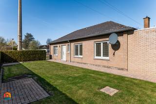 Op een uitstekende locatie te Heist-op-den-Berg bevindt zich deze instapklare woning met tuin. De woning is gelegen in een rustige straat, toch geniet u hier van een uitstekende bereikbaarheid vlakbij het centrum met winkels, eet-en drankgelegenheden, scholen en het openbaar vervoer.<br /><br />We betreden de woning via de inkomhal met apart gastentoilet. De lichtrijke leefruimte kunt u inrichten met een gezellige zithoek en een aparte eetplaats. Aangrenzend bevindt zich de keuken, voorzien van de voornaamste toestellen. Via de nachthal heeft u toegang tot de 2 slaapkamers en de badkamer uitgerust met dubbele lavabo, douche en ligbad. U beschikt ook nog over een inpandige garage. In de ruime, volledig aangelegde tuin kunt u steeds in alle rust en privacy genieten van het mooie weer. <br /><br />Indien u interesse heeft in deze woning dient u een bezoekaanvraag in te dienen via het zoekertje op onze website met de knop "vraag bezoek aan".<br /><br />Dit is een uitstekende opportuniteit als u op zoek bent naar een goed gelegen woning met tuin en garage te Heist-op-den-Berg. Contacteer ons voor meer informatie via info@boonstravastgoed.be . <br /><br />Bijzonderheden :<br />- Ruime tuin<br />- Uitstekende ligging<br />- Gelijkvloerse woning