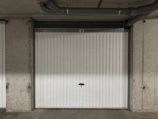 In de residentie 'de Kalomme' vinden we deze afgesloten garagebox terug.Deze garage is voorzien van stopcontacten en verlichting.Afmetingen: 3,2 m *...