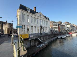 Op een uitzonderlijke locatie in het historische centrum van Gent, op wandelafstand van het Gravensteen, bevindt zich dit ruime en...