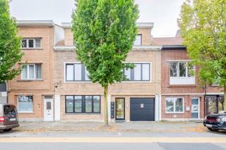 Schrijf u in voor het bezoekmoment via de website Makelaarshuys<br />Dit vernieuwd en instapklaar appartement van 80m² is gelegen in een kleine residentie met 5 appartementen. Dit appartement is voorzien van een ruime living met een open keuken die voorzien is van alle toestellen. Vanuit de livingruimte kunnen we makkelijk het terras bereiken. Er is tevens een grote gemeenschappelijke tuin. Het appartement is verder voorzien van 2 slaapkamers en een mooie badkamer met lavabo en inloopdouche. het toilet is afzonderlijk. Graag tot binnenkort.
