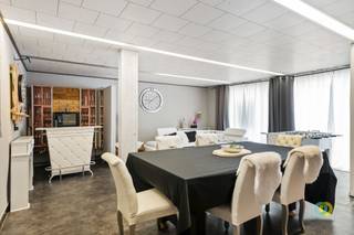<p><span>BIJNA 3 WONINGEN VOOR DE PRIJS VAN 1: RUIMTE, FLEXIBILITEIT EN TAL VAN MOGELIJKHEDEN!</span></p><p><span>Op zoek naar een ruime woning die u ook professioneel kunt benutten? Dit veelzijdige pand combineert wonen en werken en biedt bovendien mogelijkheden voor een kangoeroewoning, een zelfstandige praktijk of een combinatie van verschillende functies.</span></p><p><span>Dankzij de twee afzonderlijke ingangen kunt u wonen en werken perfect scheiden. De ruimte op de hoek (45 m²) leent zich uitstekend als winkel of kantoor, terwijl de ruimte links (29 m²) ideaal is voor een bureau, praktijk of gezellige zithoek. Ook de polyvalente ruimte van 39 m² kan naar wens worden ingericht, eventueel met een nieuwe toegang tot de koer.</span></p><p><span>De keuken van 19,5 m² biedt voldoende plaats voor een eetruimte en geeft rechtstreeks uit op de koer. Op het gelijkvloers vindt u daarnaast twee badkamers met douche en wc, een praktische wasruimte en een eerste slaapkamer.</span></p><p><span>De eerste verdieping telt nog eens vier slaapkamers. Bovendien biedt de zolder extra inrichtingsmogelijkheden, net als de ruimte boven de polyvalente ruimte.</span></p><p><span>Een zee aan ruimte, meerdere toegangen en eindeloos veel potentieel.</span><span> Of u nu ruim wilt wonen, wonen en werken wilt combineren, een zelfstandige activiteit wilt uitbouwen of een kangoeroewoning zoekt: hier bepaalt u zelf hoe u de mogelijkheden optimaal benut!</span></p>