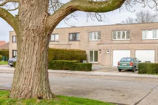 Huurprijs 1200 euro /maand<br />Exclusief elektriciteit, gas, water + internet.<br />Beschikbaar om te huren vanaf 15/10/2026<br /><br />Graag een bezoek? U kan zich online inschrijven voor de bezoekdag op woensdag 16/9/2026 vanaf 17:15. <br />Ga naar www.makelaarshuys.be , ga naar huren en klik bij het pand aan; plan uw bezoek online.<br /><br />In een aangename groene woonomgeving bevindt zich deze gesloten bebouwing met garage en tuin. ( 287m² grondoppervlakte) . Aan de straatzijde heeft u ook een voortuin met parkeerplaats. <br /><br />De bewoonbare oppervlakte 163m² is verdeeld over de inkomhal, een toilet, een lichtrijke leefruimte met zithoek en eethoek en er wordt deze maand een nieuwe ingerichte keuken geplaatst . Er is via de keuken toegang tot de tuin en de garage/berging. <br />Via de draaitrap bereikt u de 1ste verdieping waar zich 4 ruime slaapkamers bevinden en een aparte badkamer wordt vernieuwd met wastafel en een ligbad met douchescherm en een toilet. Er is centrale verwarming op aardgas. Gunstig e-peil : 226 . <br /><br />Ruime woning met aangename ruimtes en zeer gunstig gelegen op 1 km van Oostakker-dorp met diverse winkels, eetgelegenheden, nabij diverse kleuter, lagere en middelbare scholen, vlotte verbindingen met openbaar vervoer, Gent-centrum , Gent Zeehaven R4, N70 Lochristi, E17, E40.<br /><br />meer info : sofie@makelaarshuys.be of 0468 24 65 84.