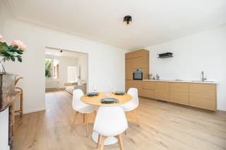 Gerenoveerd appartement met een slaapkamer en terras te Antwerpen centrum!<br /><br />Op een uitstekende en centrale locatie tussen Zurenborg en Borgerhout, op korte afstand van het bruisende stadscentrum, bevindt zich dit kleinschalige woonproject bestaande uit vier stijlvolle appartementen.<br /><br />Het appartement op de eerste verdieping werd in 2026 volledig gerenoveerd en combineert hedendaags wooncomfort met een praktische en aangename indeling.<br /><br />Via de inkomhal komt u binnen in de lichtrijke leefruimte die aansluit op de volledig uitgeruste open keuken. <br /><br />Aan de achterzijde van het appartement bevindt zich de slaapkamer van ca. 12m². Vanuit de slaapkamer heeft u toegang tot de praktische dressing van ca. 6m² en de moderne badkamer voorzien van een ligbad, lavabo en toilet. Daarnaast biedt de slaapkamer rechtstreeks toegang tot het gezellige terras van ca. 3m².<br /><br />Tot slot beschikt het appartement over een praktische privatieve kelderberging. <br /><br />Het huidige EPC-label bedraagt C. Naar verwachting zal de energieprestatie door de reeds uitgevoerde en nog geplande werken (waaronder extra isolatie) verder verbeteren naar een EPC-label B. <br /><br />Belangrijkste troeven:<br /><br />- Gelegen tussen de levendige wijken Borgerhout en Zurenborg<br />- Kleinschalig woonproject met slechts 4 appartementen<br />- Ideale bereikbaarheid en tal van winkels en horeca <br />- Privatieve kelderberging mee inbegrepen<br /><br />73m² bewoonbare oppervlakte cfr EPC.<br /><br />Wenst u een bezoek of meer informatie? Dan kan u ons steeds contacteren via info@dvarealestate.be of via 03/297.00.00.
