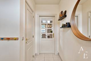 Deze charmante halfopen woning met tuin wordt met trots te koop aangeboden door Access Estate. 📅 BEZOEKDAG – ZATERDAG 29 AUGUSTUS Enkel op afspraak. Plan vandaag nog uw bezoek via sms of WhatsApp op 0475 92 30 35. Welkom in deze sfeervolle familiewoning met 4 slaapkamers, waar comfort, gezelligheid en een landelijke uitstraling mooi samenkomen. Een huis waar u zich vanaf het eerste moment thuis voelt. De inkomhal met vestiaire en gastentoilet leidt naar de warme woonkamer met eetplaats en gezellige zithoek. Dankzij de grote ramen en terrasdeur heb direct verbinding met het terras en de tuin. De ruime landelijke leefkeuken is een echte blikvanger, met kwalitatief maatwerk en veel plaats om samen te koken, te tafelen en gezellige momenten te beleven. Aansluitend vindt u een praktische keukenberging met wasplaats welke doorgang geeft naar de tuin. Op de verdieping bevinden zich 4 volwaardige slaapkamers en een badkamer met zowel een bad als een douche, én een apart toilet. Troeven ❤️ Instapklaar en meteen genieten, 🛏️ 4 slaapkamers - 1 kamer is nu in gebruik als kantoorruimte, ☀️ 15 zonnepanelen met omvormer, ⚡Snellader voor elektrische wagen, 🚗 Vlot bereikbaar via de belangrijkste invalswegen tussen Gent en Aalst, 🚗 Grote carport met extra berging, 🚗 Parkeerplaats voor 4 wagens,⚡EPC-label B – geen renovatieverplichting, 🔌 Elektrische installatie conform, ♻️ Asbestveilig attest. Het pand is beschikbaar ten laatste in juni 2027 – Wij helpen uw droom waarmaken!