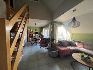 Vlakbij het centrum van De Pinte vinden we dit aangename duplex-appartement. Het appartement is gelegen op de dakverdieping van het appartementsgebouw en heeft een zalig terras!