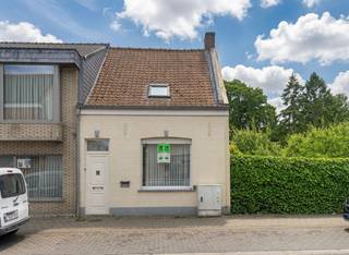 Op een gunstige en centrale ligging in Hooglede bevindt zich deze woning met zuidgerichte tuin. Gelegen vlakbij de ring van Roeselare en op slechts 10 minuten rijden van zowel het stadscentrum van Roeselare als de E403, geniet u hier van een uitstekende bereikbaarheid. Bovendien bevinden een bushalte en diverse voorzieningen zoals supermarkt, bakker, slagerij en bibliotheek zich op wandelafstand, wat het dagelijkse comfort aanzienlijk verhoogt.<br /><br />Deze woning biedt een praktische en functionele indeling over twee verdiepingen en vormt een interessante opportuniteit voor wie op zoek is naar een woning met potentieel op een goed bereikbare locatie.<br /><br />Op het gelijkvloers vindt u de inkomhal die toegang geeft tot de leef- en eetruimte. Aansluitend bevindt zich de keuken, die aansluit op de gang met doorgang naar de tuin. Verder is er op deze verdieping een badkamer (met douche en toilet) aanwezig, wat zorgt voor een praktische woonindeling.<br /><br />De eerste verdieping omvat twee volwaardige slaapkamers, die instaan voor een rustige en comfortabele nachtrust.<br /><br />Een bijkomende troef is de zuidgerichte tuin, waar u in alle rust kunt genieten van de buitenruimte en het zonlicht doorheen de dag.<br /><br />Interesse? Neem zeker contact op met ons voor meer informatie en/of voor een bezoek!