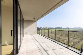 <strong>Huurprijs: 950 EUR per maand</strong><br /><strong>+ 100 EUR per maand voor ondergrondse autostaanplaats en berging</strong><br /><strong>+ 85 EUR per maand gemeenschappelijke kosten </strong><br /><strong>Kosten plaatsbeschrijving zijn 50/50 te betalen door huurder en verhuurder</strong><br /><strong>Huurwaarborg = 3 maanden huur</strong><br /><strong>Beschikbaar: Onmiddellijk</strong><br /><br /><strong>VOOR DIT EIGENDOM KAN U ZELF EEN BEZOEK INPLANNEN VIA ONZE WEBSITE: www.deboerenpartners.be</strong><br />Als u in aanmerking komt voor dit eigendom, kan u zelf een bezoekmoment selecteren. Om wille van het grote aantal aanvragen, kunnen verzoeken via Immoweb, Spotto of Immoscoop niet behandeld worden. Enkel kandidaturen van onze website, inclusief documentatie en motivatie, komen in aanmerking. Als u moeilijkheden ondervindt met het invullen van de kandidaatstelling, aarzel dan niet om ons te contacteren voor hulp en ondersteuning.<br /><br /><span>Beschrijving van het appartement:</span><br />
<p>U komt binnen in de inkomhal met apart gastentoilet en een ruime berging voorzien van aansluiting voor wasmachine en condensdroger. Via de glazen deur bereikt u de lichtrijke leefruimte met open keuken. De keuken is modern afgewerkt en uitgerust met alle nodige toestellen.</p>
<p>Vanuit de leefruimte heeft u toegang tot het zuidgerichte terras met vrij zicht op de appelgaard. De slaapkamer, eveneens bereikbaar via de leefruimte, beschikt over een ensuite badkamer voorzien van inloopdouche en badkamermeubel met spiegel. Ook vanuit de slaapkamer kunt u het zonnige terras bereiken.</p>
<p>Bij het appartement hoort een ondergrondse autostaanplaats met aangrenzend een ruime berging.<br /><br /></p>
<span>Bijzonderheden:</span><br />- Gunstig energielabel met EPC A<br />- Lift aanwezig<br />- Ondergrondse autostaanplaat en berging <br />- Laadpaal bij autostaanplaats <br />- Vloerverwarming in het gehele appartement<br />- Vrij zicht