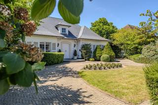 Cette belle villa à vendre est située le long de la célèbre Spalaan, au cœur de Mariakerke, sur un terrain de 1 296 m² ! Ici, vous pouvez...