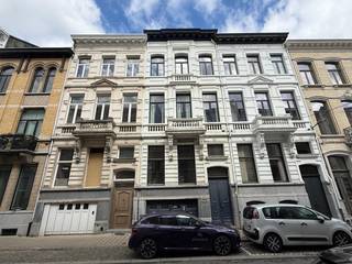 Zeer ruim herenhuis met tuin op aangename ligging in Antwerpen.Indeling van de woning:Sousterrain:Garage: +/- 13.5 m². Kelderberging : +/- 5...