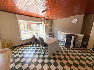 Ontdek deze ruime woning in het charmante Aalbeke, perfect voor gezinnen die op zoek zijn naar comfort en functionaliteit. Deze woning beschikt over maar liefst 5 slaapkamers en biedt voldoende ruimte voor het hele gezin. De sfeervolle leefruimtes nodigen uit en de grote ramen zorgen voor veel natuurlijk licht.De keuken is praktisch ingericht en biedt uitzicht op de gezellige, onderhoudsvriendelijke tuin. De badkamer is uitgerust met een ligbad/douche en een lavabomeubel. Met een garage en een private oprit is er voldoende ruimte voor uw voertuig en extra opslagmogelijkheden. De omgeving is rustig en gunstig gelegen nabij winkels, scholen en openbaar vervoer, wat het ideale uitvalsbasis maakt.Ervaar het woonplezier in deze veelzijdige woning en ontdek alle mogelijkheden die deze woning te bieden heeft in het mooie Aalbeke. Mis deze kans niet om uw droomhuis te verwerven!