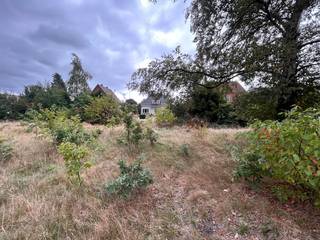 PLUSPUNTEN: <br />+ perceeloppervlakte: 477 m²<br />+ halfopen bebouwing<br />+ lot 4 en 4 bis<br />+ ruimte bouwvoorschriften<br />+ Bocholt centrum<br />+ gevelbreedte: 7m<br />+ bouwdiepte: 17m<br /><br />ALGEMEEN:<br />Droomt u van een eigen woning op een rustige én centrale locatie? Dan is deze bouwgrond aan de Damburgstraat in Bocholt zeker het ontdekken waard.<br /><br />De bouwgrond, gelegen ter hoogte van Damburgstraat 67, is geschikt voor de realisatie van een halfopen bebouwing (HOB). Dankzij de gunstige ligging bevindt u zich op korte afstand van het centrum, met winkels, horeca, scholen, dokterspraktijk en tal van andere voorzieningen binnen handbereik.<br /><br />Tegelijk geniet u hier van de rust en het groene karakter van Bocholt. Een ideale combinatie van comfortabel wonen, bereikbaarheid en een aangename leefomgeving. Een mooie kans om uw eigen thuis te realiseren op een gegeerde locatie in Bocholt!<br /><br />BOUWVOORRSCHRIFTEN BPA DORPSKOM (art. 1.2)
<ul>
	<li>hoofdbestemming: wonen</li>
	<li>nevenbestemming: handen: horeca, diensten zonder loketfunctie, vrije beroepen, openbare nutsfuncties, ambachtelijke bedrijven;</li>
	<li>halfopen bebouwing, min. 9, max 15m gevelbreedte (zie plan);</li>
	<li>bouwhoogte:
	<ul>
		<li>hoofdgebouw: max 2 bouwlagen;</li>
		<li>meerdiepte op het gelijkvloerss: max. 1 bouwlaag en max. 4,5m;</li>
		<li>de hoogte van 1 bouwlaag bedraagt max. 3,5m voor woonfunctie en max 4,5m voor nevenfunctie;</li>
	</ul>
	</li>
	<li>bouwdiepte:
	<ul>
		<li>in harmonie met aanpalende bebouwing;</li>
		<li>gelijkvloers max. 17m;</li>
		<li>verdieping max. 13m;</li>
	</ul>
	</li>
	<li>zijgevel:
	<ul>
		<li>gemene gevel: tegen perceelgrens;</li>
		<li>open gevel: op min 3m van de perceelgrens;</li>
	</ul>
	</li>
	<li>dakvorm:
	<ul>
		<li>hoofdgebouw: dakvorm vrij doch in harmonie (extra toelichting zie voorschriften bij downloads)</li>
	</ul>
	</li>
</ul>
FINANCIERING:<br />Een succesvolle vastgoedtransactie begint met een goede voorbereiding. Wij adviseren kandidaat-kopers om hun financiële mogelijkheden tijdig in kaart te brengen, zodat zij met de nodige zekerheid en vertrouwen kunnen handelen wanneer de juiste opportuniteit zich aandient.<br /><br />VERKOPEN OF VERHUREN MET EEN STRATEGISCHE AANPAK?<br />Dankzij het vertrouwen van onze klanten en onze sterke marktpositie zijn wij voortdurend op zoek naar kwalitatieve eigendommen. Overweegt u te verkopen of te verhuren? Ontdek vrijblijvend onze persoonlijke aanpak en hoe wij uw eigendom optimaal positioneren om de juiste doelgroep te bereiken.<br /><br />ALS EERSTE OP DE HOOGTE VAN NIEUW AANBOD:<br />De beste eigendommen worden vaak gevonden vóór ze breed beschikbaar zijn. Schrijf u vrijblijvend in via onze website en ontvang nieuw aanbod dat aansluit bij uw wensen en zoekcriteria.<br /><br />UW VASTGOED, ONZE EXPERTISE:<br />Elke eigendom verdient een persoonlijke strategie. Met een combinatie van marktkennis, professionele presentatie, actieve klantenbenadering en een sterk netwerk begeleiden wij onze klanten naar een succesvol resultaat.<br /><br />PERSOONLIJKE SERVICE, PROFESSIONELE BEGELEIDING:<br />Een vastgoedbeslissing vraagt een doordachte aanpak. Ons ervaren team staat klaar om u persoonlijk te adviseren en te begeleiden bij elke stap. Contacteer ons via +32 89 87 03 67 of via info@immosign-plus.be.