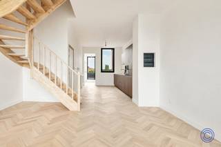 <p><span>Volledig gerenoveerde duplex met 2 slaapkamers en zonnig dakterras</span></p><p><span>Deze volledig gerenoveerde duplex in Oud-Berchem combineert een hoogwaardige afwerking met royale ruimtes, hoge plafonds en een zonnig dakterras. De stijlvolle walnootkeuken, visgraatparket en grote raampartijen geven het appartement een eigentijdse uitstraling, terwijl de twee volwaardige slaapkamers en praktische indeling zorgen voor comfortabel wonen. Het kleinschalige gebouw werd in 2026 bovendien volledig gestript en grondig gerenoveerd.</span></p><p><span> </span></p><p><span>Indeling</span></p><p><span>U komt binnen in de ruime en lichtrijke leefruimte, waar de hoge plafonds, het visgraatparket en de grote raampartijen onmiddellijk in het oog springen. De open keuken vormt het hart van de ruimte en werd stijlvol uitgevoerd in walnoot. Ze beschikt over een kookeiland en is volledig uitgerust met AEG-inbouwtoestellen. Aansluitend bevindt zich een ruime en praktische berging met aansluitingen voor wasmachine en droogkast. Op deze verdieping is eveneens een afzonderlijk gastentoilet voorzien. Vanuit de leefruimte heeft u rechtstreeks toegang tot het zuidoostgerichte dakterras. Een fijne buitenruimte waar u vanaf de ochtend en gedurende een groot deel van de dag van de zon kunt genieten. Via de karaktervolle houten draaitrap bereikt u de bovenste verdieping. Hier bevinden zich twee bijzonder ruime slaapkamers van respectievelijk ca. 15 m² en 14 m². Beide kamers bieden voldoende plaats voor een volwaardige slaapkamerinrichting en bijkomende kasten. De royale badkamer is afgewerkt in een tijdloze stijl en uitgerust met een ruime inloop-regendouche en een stijlvol lavabomeubel met spiegel. Daarnaast is op deze verdieping een tweede, afzonderlijk toilet aanwezig.</span></p><p><span> </span></p><p><span>Belangrijkste troeven</span></p><ul><li><span>Volledig gerenoveerde duplex in een vernieuwd gebouw</span></li><li><span>Twee ruime slaapkamers van ca. 15 m² en 14 m²</span></li><li><span>Zuidoostgericht dakterras</span></li><li><span>Hoge plafonds tot ca. 3 meter</span></li><li><span>Visgraatparket</span></li><li><span>Walnootkeuken met kookeiland en AEG-toestellen</span></li><li><span>Royale badkamer met inloop-regendouche</span></li><li><span>Praktische berging met aansluiting voor wasmachine en droogkast</span></li><li><span>Twee afzonderlijke toiletten</span></li><li><span>Dak, achtergevel en zijgevels volledig geïsoleerd</span></li><li><span>EPC-label B</span></li><li><span>Conforme elektrische installatie</span></li><li><span>Lage gemeenschappelijke kosten</span></li><li><span>Interessant voor eigen bewoning én investering</span></li></ul><p><span> </span></p><p><span>Algemene informatie</span></p><p><span>De gemeenschappelijke kosten worden geraamd op ca. € 25 per maand en omvatten onder meer het verbruik van de gemeenschappelijke delen en de blokpolis.</span></p><p><span>Het appartement beschikt over privatieve verbruiksmeters voor water, elektriciteit en gas.</span></p><ul><li><span>EPC: label B</span></li><li><span>Elektrische installatie: conform het AREI</span></li><li><span>Asbestattest: in aanvraag</span></li></ul><p><span>Aandeel kosten basisakte ten laste van de koper: € 1.250 incl. btw</span></p><p><span> </span></p><p><span>Het gebouw</span></p><p><span>Het kleinschalige gebouw werd in 2026 volledig gestript en gerenoveerd. Het bestaat uit een ruime handelsruimte en gemeenschappelijke fietsenberging op het gelijkvloers en twee duplexappartementen op de bovenliggende verdiepingen. Ook op energetisch vlak werd stevig geïnvesteerd. Het dak en de achter- en zijgevels werden volledig geïsoleerd.</span></p><p><span>Daarnaast beschikt het gebouw over een gemeenschappelijke kelderberging. Er is geen lift aanwezig.</span></p><p><span> </span></p><p><span>Ligging</span></p><p><span>De Statiestraat in Oud-Berchem combineert een uitstekende bereikbaarheid met een levendige buurt en alle dagelijkse voorzieningen binnen handbereik.</span></p><p><span>Station Antwerpen-Berchem bevindt zich op wandelafstand en ook het centrum van Antwerpen is vlot bereikbaar met de fiets. In de onmiddellijke omgeving vindt u tal van gezellige restaurants, bars, koffie- en ontbijtadresjes, bakkers, slagers, supermarkten en andere buurtwinkels.</span></p><p><span>Met een Mobiscore van 9,5/10 is dit bovendien een bijzonder goed bereikbare locatie, zowel met de fiets en het openbaar vervoer als met de wagen.</span></p><p><span> </span></p>