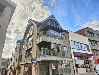 Welkom bij dit prachtige appartement gelegen in het hart van Torhout! Dit lichtrijke appartement beschikt over 3 slaapkamers en een terras met een prachtig uitzicht op het marktplein. Het is perfect voor diegenen die willen genieten van het bruisende stadsleven en voor iemand die op wandelafstand wil wonen van alle lokale handelaars.<br /><br />Dit appartement beschikt over alle faciliteiten die u nodig heeft, de keuken is volledig ingericht en er is ook een ruime ondergrondse berging beschikbaar voor extra opslagruimte.<br /><br />De drie ruime slaapkamers bieden voldoende ruimte voor een goede nachtrust. De badkamer is tot slot modern uitgerust met alle nodige voorzieningen.<br /><br />Vrij vanaf 01/11/2026