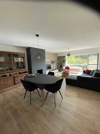 Dit ruim appartement in een kleinschalig appartementsgebouw, bevindt zich op de 3e verdieping, bereikbaar via lift op trap. Het appartement is rustig gelegen in een mooie groene omgeving.<br /><br />Het bevindt zich kortbij het gezellige dorpscentrum van Bazel met de nodige diensten, winkels, scholen en de mooie Kruibeekse polder, met veerdienst.<br />Voor natuur en sportliefhebbers is dit een ideale plaats met sportgelegenheid in de nabijheid en kilometerlange loop/wandel en fietspaden.<br /><br />Terwijl dit appartement gelegen is in een rustige buurt is het ook goed gelegen voor de mobiliteit naar enkele belangrijke verkeersaders.<br /><br />Het instapklaar appartement heeft een inkomhal met ingemaakte kasten. Wanneer je in de ruime leefruimte komt met terras, kan je meteen genieten van de lichtinval en het mooie uitzicht op de natuur. Aansluitend komt men in de vernieuwde keuken voorzien van ingebouwde heteluchtoven, ijskast, ruime diepvries, microgolfoven, keramische kookplaat en vaatwasser.<br /><br />Het appartement heeft 3 slaapkamers, een vernieuwde badkamer met ligbad/douche en een dubbele lavabo.<br />Er is een afzonderlijk toilet. <br /><br />Alle ramen zijn nieuw, inclusief vliegenramen en vliegendeur, met ook automatische rolluiken aan de achterzijde (slaapkamers)<br /><br />Alle elektriciteit is vernieuwd, het dak is geïsoleerd en er is een splinternieuwe condensaat chauffageketel geplaatst vandaar het EPC attest B<br /><br />Het appartement heeft als extra troef een ruime garage aan de achterkant van het gebouw, deze is inbegrepen in de verkoopprijs. <br /><br /><br />