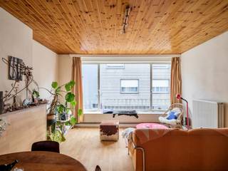 <strong>Opbrengsteigendom met magazijn en twee appartementen nabij Gent</strong><br /><br />Gelegen in een jonge, vlot bereikbare buurt ten noorden van Gent, op korte afstand van de Coupure en minder dan tien minuten fietsen van het historisch centrum. De strategische ligging en goede mobiliteit maken dit pand bijzonder interessant als investering.<br /><br />Het gebouw bevindt zich op een perceel van 255 m² met een gevelbreedte van 8 meter en is ingedeeld rond een centrale traphal. Op het gelijkvloers is er een ruim magazijn van ca. 231 m², uitgerust met een brede inrijpoort, atelier en een afzonderlijke kantoorruimte, geschikt voor diverse professionele invullingen.<br /><br />Op de verdiepingen bevinden zich twee appartementen: een instapklaar duplex appartement op de tweede verdieping dat grondig werd gerenoveerd, en een appartement op de eerste verdieping dat nog renovatie vraagt en bijkomende meerwaarde biedt. Beide units beschikken over een EPC-label B (183 en 181 kWh/m²). Het dak werd vernieuwd en voorzien van zonnepanelen, en ook de ramen werden grotendeels vervangen.<br /><br /><strong>De combinatie van ruimte, ligging en verdere opwaarderingsmogelijkheden zorgt voor een eigendom met sterk potentieel, zowel voor eigen gebruik als investering.</strong>