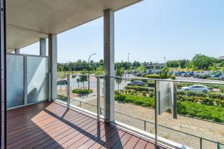 Bezoeken? Maak uw huurdersprofiel via volgende link: https://mijnhuurprofiel.be/property/29e42f35-99a9-4ef9-8769-323c4f86a9fe // Op de eerste verdieping: inkomhal, living - eetplaats - keuken (32,80m² - verlek, kookplaat, dampkap, oven, koelkast, vaatwasser), berging ( aansluiting wasmachine en droogkast), toilet, nachthal, slaapkamer(12,90m²), badkamer (4,50m² - douche, lavabomeubel).Verder: zonneterras (9,54m²).Buitenschrijnwerk aluminium dubbele beglazing - individuele centrale verwarming op gas Nutsvoorzieningen: individuele tellers voor water, gas, elektriciteit (D+N), EPC: E-peil: E50 Lift in het gebouw - bouwjaar 2020 - gem. lasten 50 € /maand / Ventilatiesysteem: type D - / appartement is geschilderd en voorzien van verlichting / gemeenschappelijke fietsenstalling / afvallokaal / Vrij vanaf 01/05/2026