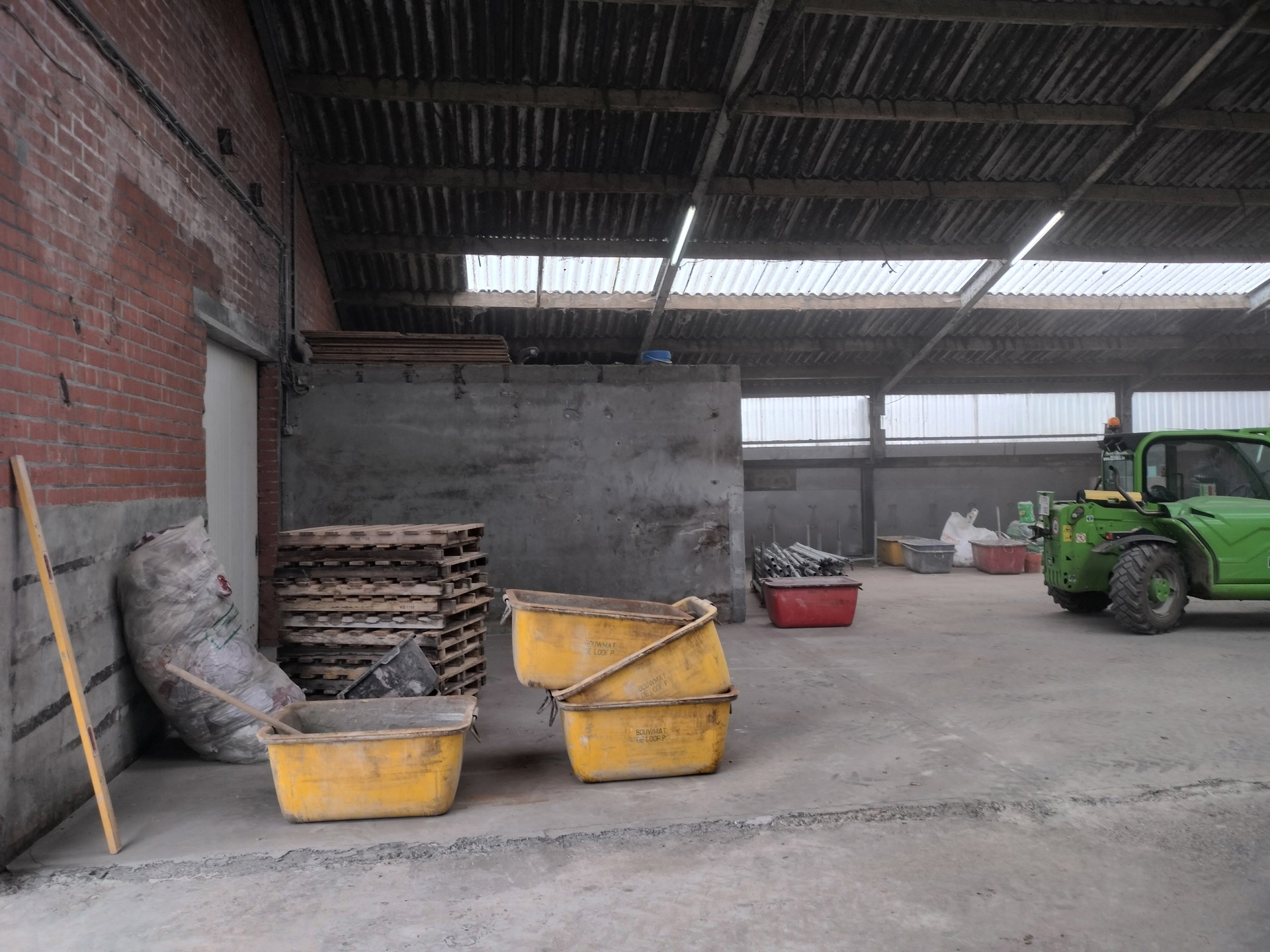 Opslagloods te huur in Ruddervoorde met een opp van 300m2!  - foto 4