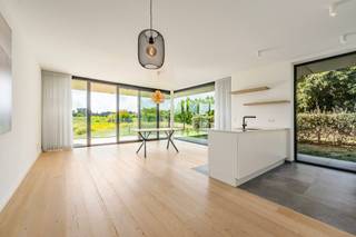 <br /><br />Modern én energiezuinig luxe-appartement in Steendorp (Temse) met twee ruime terrassen, een private tuin en een unieke ligging tussen de Schelde en het groen.<br /><br />Dit stijlvolle appartement uit 2021 combineert hedendaags comfort met een uitzonderlijke woonomgeving aan de rand van het water. Met twee grote terrassen en private tuin van 120 m². De luxe-afwerking en de aanwezigheid van twee volwaardige badkamers zorgen voor extra comfort en gebruiksgemak. Vooraan geniet je van zicht op de Schelde, terwijl achteraan de bossen voor een groene en ontspannende sfeer zorgen. Bovendien beschikt het appartement over een gunstig EPC-label A, een private binnenstaanplaats én private kelderberging .<br /><br />Belangrijkste ruimtes:<br />• Ruime woonkamer (38 m²) met veel lichtinval<br />• Open leefkeuken in moderne stijl<br />• Terras (16 m²) ideaal om te genieten van de zon<br />• Terras (27 m²) met zicht op het groen<br />• Private tuin van 120 m²<br />• Twee slaapkamers van 16 m² en 14 m²<br />• Badkamer #1 met inloopdouche, dubbele wastafel en toilet<br />• Badkamer #2 met ligbad en wastafelmeubel<br />• Berging/technische ruimte<br />• Apart toilet<br />• Kelderberging<br />• Privé staanplaats verplicht aan te kopen voor 25.000 euro<br /><br />Troeven:<br />• Twee ruime terrassen én een private tuin van 120 m²<br />• Luxe-afwerking met twee comfortabele badkamers en twee slaapkamers<br />• Private ondergrondse parkeerplaats en kelderberging<br /><br />Neem vandaag nog contact op voor een bezoek aan dit luxe-appartement in Temse.<br /><br />JOUW DROOMAPPARTEMENT. ZO GEVONDEN!
