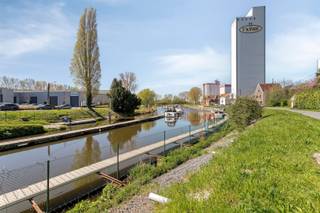 www.tenhove24.beAan de Yachthaven Kloron te Avelgem (Kerkhove) staat deze te renoveren hoeve met bijgebouwen op een mooi perceel van 1189m². Bij het oprijden van de met kasseien geplaveide binnenplaats, herken je onmiddellijke het rustieke karakter van een hoeve. Het hoofdgebouw bestaat uit een inkomhal, een aangename, zonnige leefruimte met zithoek en houtkachel, een aparte keukenplaats met ruimte om een eettafel te plaatsen, 3 volwaardige slaapkamers, een badkamer en diverse bijruimtes. De bijkomende troef van de hoeve vind je op de zolder. Mede door zijn prachtige houten structuren, kan je hier een pracht van een verdieping in creëeren met diverse extra kamers en badkamers. De oppervlakte is enorm. De woning beschikt voor- en achteraan over redelijk wat buitenruimte voor dieren, tuiin en hobby's. In het bijgebouw, de voormalige stalling van de dieren, heb je daarnaast nog een pak extra opties om je creatieve brein op los te laten. Dit is de ideale woonst voor wie de handen uit de mouwen wil steken om van deze historische hoeve een authentieke thuis te maken.