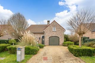 Vrijstaande woning met luxe buitenbeleving en topligging nabij Maastricht<br /><br />Deze vrijstaande woning met een bewoonbare oppervlakte van ca. 221 m² is gelegen op een perceel van 7a78ca en combineert ruimte, comfort en energiezuinig wonen met een uitzonderlijke ligging op slechts ca. 8 minuten van het Vrijthof in Maastricht.<br /><br />De volledig zuidgerichte tuin vormt een echte troef en is ingericht met oog voor ontspanning en privacy. Zo beschikt de woning over een stijlvolle tuinkamer met glazen schuifwanden, ideaal om het hele jaar door van het buitengevoel te genieten. Daarnaast is er een overdekt loungegedeelte met een full-option jacuzzi, perfect om in alle rust te ontspannen.<br /><br />Binnenin biedt de woning een doordachte en ruime indeling met drie volwaardige slaapkamers. De master bedroom wordt versterkt door een ensuite dressing of kantoorruimte van ca. 10,7 m², wat zorgt voor extra comfort en flexibiliteit. Verder is er een volledig geïnstalleerde badkamer aanwezig.<br /><br />Op vlak van energie-efficiëntie onderscheidt deze woning zich duidelijk. Met 21 zonnepanelen en drie Daikin split airco’s, waaronder een krachtige 5 kW unit voor de leefruimtes, kan de woning in de praktijk grotendeels zonder gas worden verwarmd. Op de bovenverdieping zijn bovendien nog twee extra Daikin split airco’s aanwezig (2,5 kW en 3,5 kW). Dit vertaalt zich in een aangenaam binnenklimaat én lage energiekosten.<br /><br />De woning is gelegen in een doodlopende straat met uitsluitend lokaal verkeer, wat zorgt voor een rustige, veilige en aangename woonomgeving. Hier geniet u van maximale privacy, terwijl u toch vlakbij alle voorzieningen bent.<br /><br />In de directe omgeving vindt u prachtige wandel- en fietsroutes langs de Maas en in het Nationaal Park Hoge Kempen. Scholen, winkels en openbaar vervoer zijn vlot bereikbaar.<br /><br />Een ideale combinatie van rust, ruimte, energiezuinig wonen en de nabijheid van Maastricht — een woning die zowel praktisch als qua levenskwaliteit overtuigt.<br /> <br />Bezichtig deze woning ook digitaal en 'loop' zelf door de woning. Kijk daarvoor op onze website of via: my.matterport.com/show/?m=wnQuYjEhmC6<br /> <br />INDELING<br /> <br />Gelijkvloers:<br /> <br />- Inkomhal met toegang tot de trap naar het 1ste verdiep;<br />- Toilet met lavabo;<br />- Keuken voorzien van 4-pit inductievuur met dampkap, whirlpool vaatwasser, RVS spoelbak en oven;<br />- Toegang naar de leefruimte via de inkomhal of eetkamer en mogelijkheid tot de overdekte veranda;<br />- Leefruimte met houten plankenvloer, inbouwspotjes, tv-aansluiting, thermostaat (Buderus);<br />- Veranda voorzien van glazen schuifwanden voor optimaal leefcomfort;<br />- Berging met aansluiting wasmachine, lavabo;<br />- Inpandige garage met automatische poort.<br /> <br />1e verdieping:<br /><br />- Slaapkamer 1 van ca. 30m², zicht op de voorzijde, voorzien van laminaatvloer, airco (Daikin) en radiatoren;<br />- Badkamer met dubbele wastafel met onderkast, ledspiegel met licht, bad met jetfunctie, toilet, ruime inloopdouche en designradiator;<br />- Overloop boven met laminaat;<br />- Slaapkamer 2 van ca. 17.1m² met zicht op de zijtuin, laminaatvloer en gedeeltelijk schuin plafond;<br />- Slaapkamer 3 van ca. 15.4m² met ensuite dressing van maar liefst 10.7m².<br /> <br />Zolder:<br /><br />- Bergzolder, geen vlizotrap aanwezig.<br /> <br />Kelder:<br /><br />- Betegelde kelder, betonnen trap, kruipruimtes aanwezig.<br /> <br />Tuin:<br /> <br />- Volledig zuidgeoriënteerde tuin met optimale zonligging;<br />- Betegeld terras van maar liefst 45m²;<br />- Ruime opslagberging in de tuin;<br />- Overkapt terras (momenteel gebruikt i.c.m. jacuzzi);<br />- Zonnewering<br />- Zowel de voortuin, zij-tuin als achtertuin zijn aangelegd. <br /> <br />Energieprestatie en binnenklimaat (EPB-EPC)<br />Certificaat beschikbaar: ja<br />EPC certificaatnummer: 20260131-0003786331-RES-1<br />Berekende energiescore : (kWh/m²): 175 kWh/m² jaar - B label<br />Het certificaat is geldig tot en met: 31-01-2036<br />Electrische installatie: ja - CONFORM<br /> <br />Informatie stedenbouwkundige voorschriften:<br />Stedenbouwkundige vergunning: ja<br />Meest recente bestemming: woonuitbreidingsgebieden<br />Dagvaarding uitgebracht: neen<br />VOORKOOPRECHT OP DIT GOED: neen<br />VERKAVELINGSVERGUNNING: neen<br />WATERGEVOELIG OPENRUIMTEGEBIED: neen<br /><br />Maatregelenregister: neen<br /><br />Overstromingsgevoelige gebieden:<br />Perceelscore of P-score : D<br />Gebouwenscore of G-score: D<br />Ligging in Signaalgebied: neen <br />Ligging in afgebakende oeverzone of afgebakend overstromingsgebied: neen<br /> <br />A:geen overstroming gemodelleerd B: kleine kans op overstromingen onder klimaatverandering C: kleine kans op overstromingen D: middelgrote kans op overstromingen<br /> <br />Beschermd erfgoed<br />GEINVENTARISEERD ERFGOED: neen <br />BESCHERMD ONROEREND ERFGOED: neen