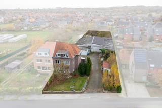 Te renoveren halfopen bebouwing met depot op uitzonderlijk perceel van 30a 33caOp een prachtige, groene locatie vinden we deze ééngezinswoning met...