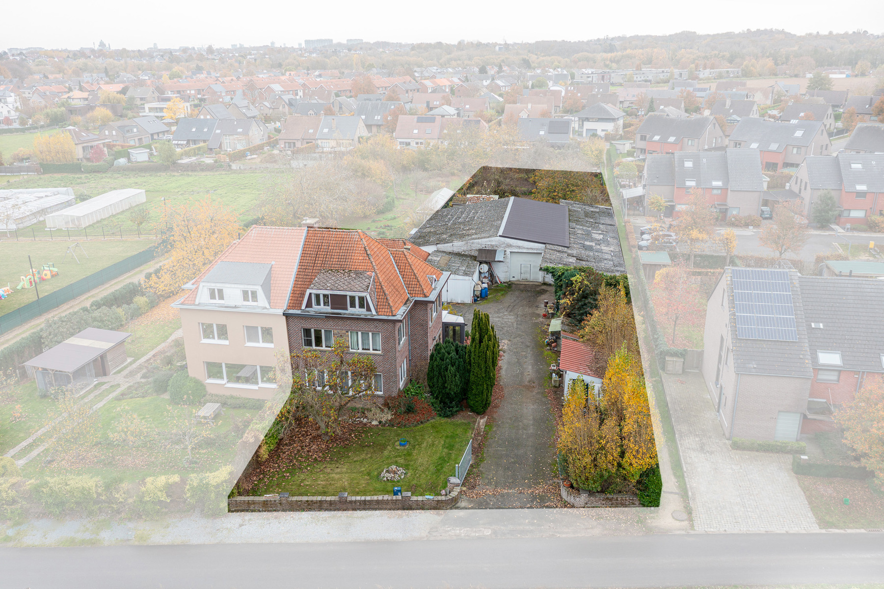 Ruime te renoveren woning, op groot perceel met loods. - foto 2