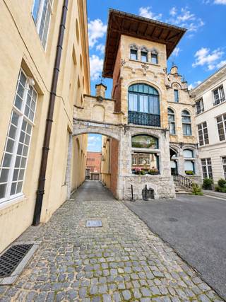 TE KOOP - GENT. Op zoek naar een eigen parkeerplaats in het historisch centrum van Gent? Deze afgesloten autogarage bevindt zich op niveau 1 in een parkeergebouw en is afgesloten met een poort.<br />Een praktische oplossing voor wie centraal wil parkeren of op zoek is naar een garage als investering.<br />Interesse? Neem contact op voor meer informatie of een bezichtiging.